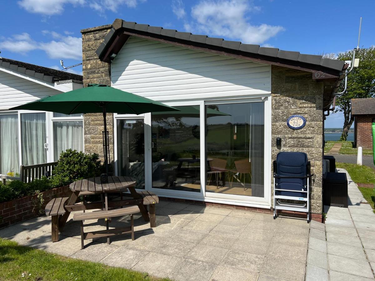 Valley View Self-Catering Coastal Bungalow In Rural West Wight Freshwater Zewnętrze zdjęcie
